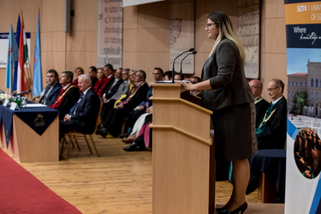Tanévnyitó ünnepséget tartott a Szegedi Tudományegyetem: a múlt és a jövő keresztútján