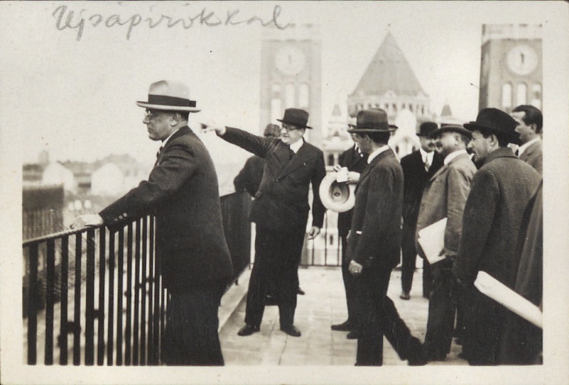 Klebelesberg_ujsagiroknak_mutatja_szegedi_egyetemi_epitkezeseket_j