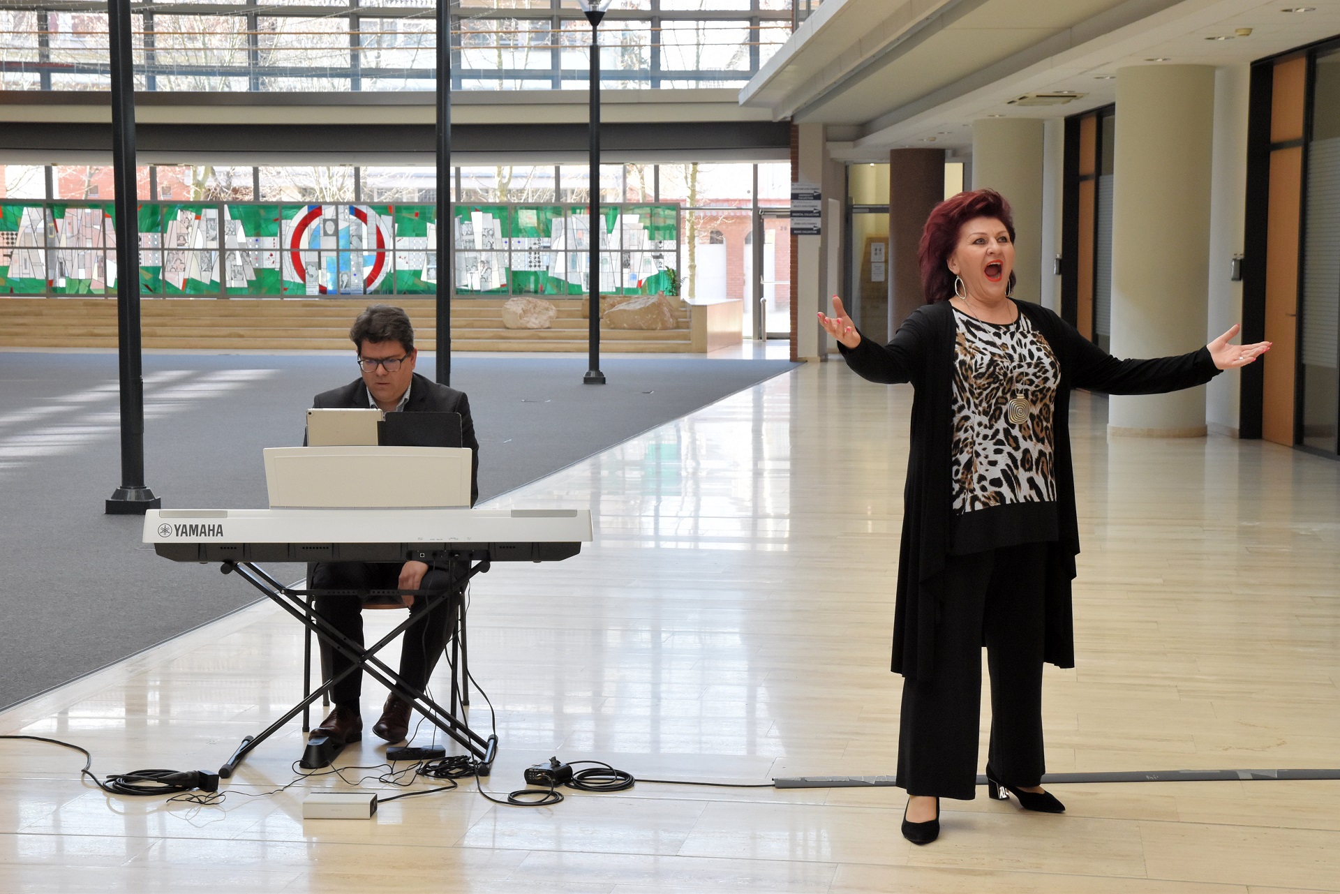 Temesi Mária operaénekes és Klebniczki György zongoraművész-zeneszerző a kiállítás megnyitóján.