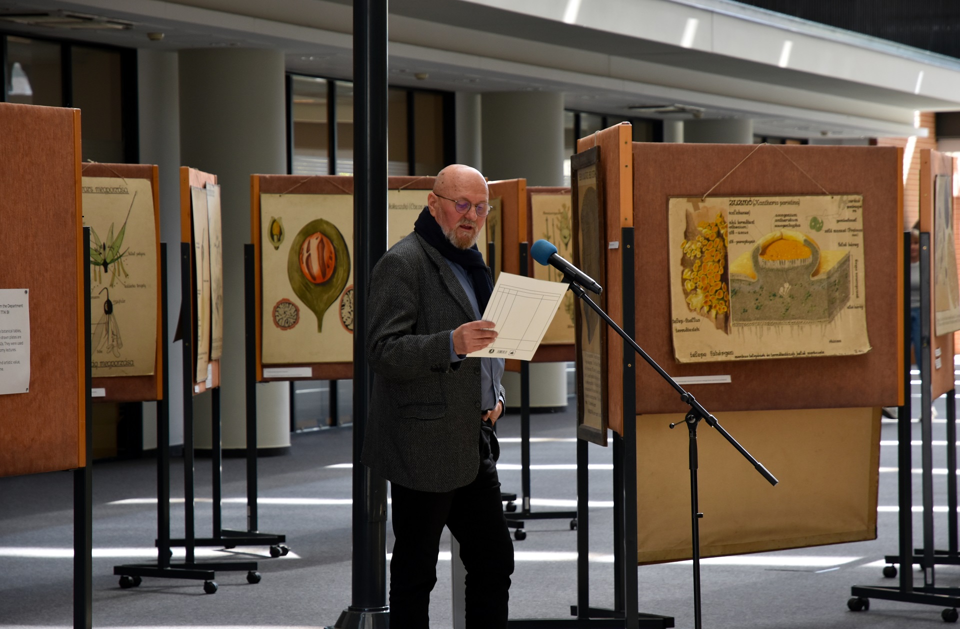 Dr. Laczkó Sándor (SZTE Klebelsberg Könyvtár) megnyitja a növényanatómiai kiállítást.