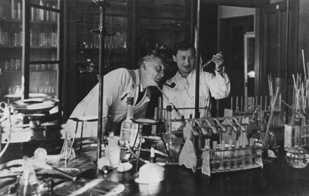 Szent-Györgyi Albert laboratóriumában, legközvetlenebb munkatársával, Banga Ilonával