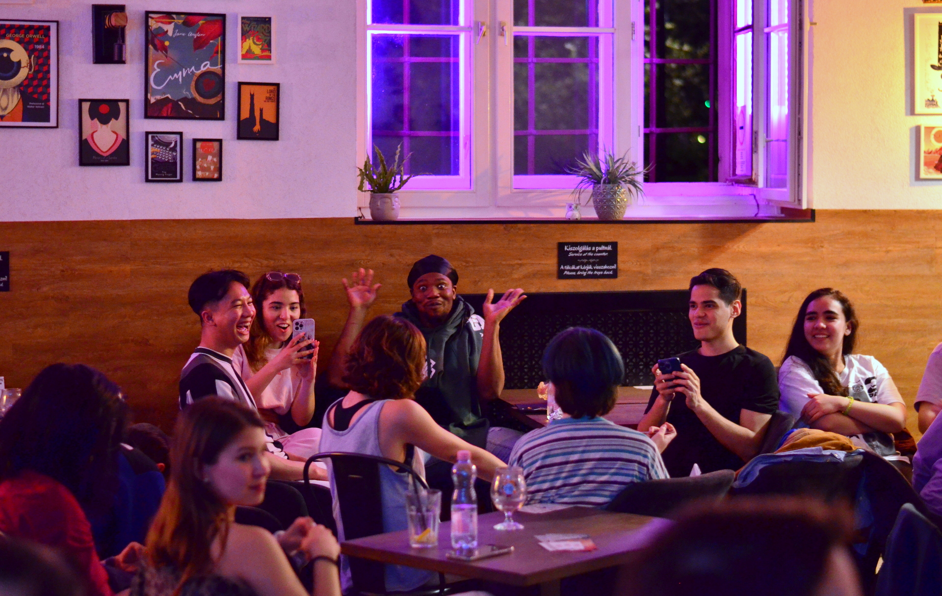 Jóhangulat az Erasmus Student Network Szeged karaoke-estjén