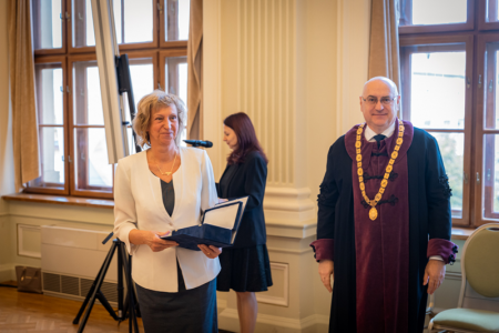 Dr. Hideghéty Katalin egyetemi tanár átveszi a Hippokrates-díjat Dr. Lengyel Csaba SZAKK elnöktőlKJA-0229