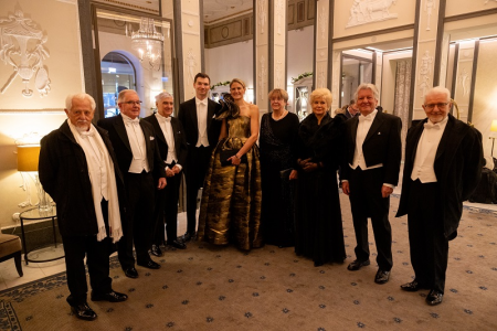 Karikó Katalin vendégeinek egy csoportja a Grand Hotelből indult a stockholmi Zenepalotába a 2023. december 10-i Nobel-díj átadó ceremóniára – (balról jobbra): Venetianer Pál, Szalay Aladár, Orosz László, Ryan Amos, Francia Zsuzsanna, Karikó Zsuzsanna, Ko