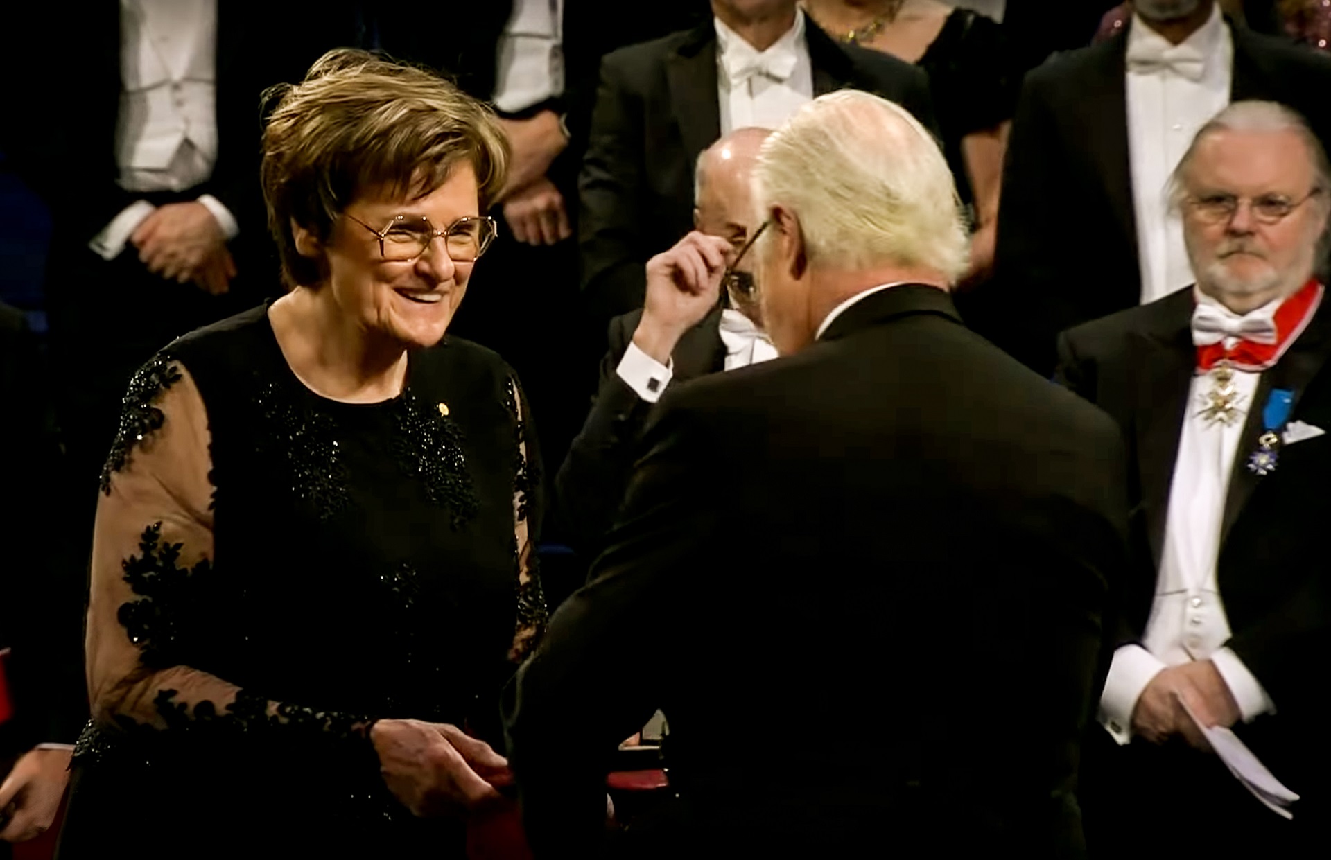 Karikó Katalin biokémikus átveszi az orvosi-élettani Nobel-díjat XVI. Károly Gusztáv svéd királytól a 2023-as Nobel-díjak átadási ünnepségén a stockholmi hangversenyteremben 2023. december 10-én.