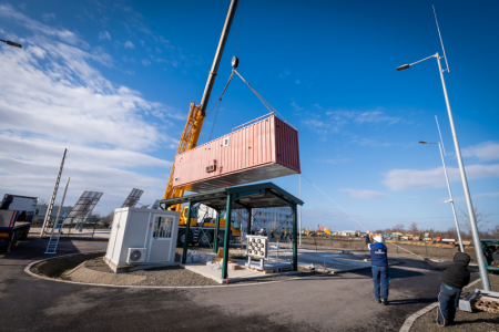 Az elektrolízis technológia konténereinek érkezése az SZTE Science Parkba. Fotó: Kovács-Jerney Ádám