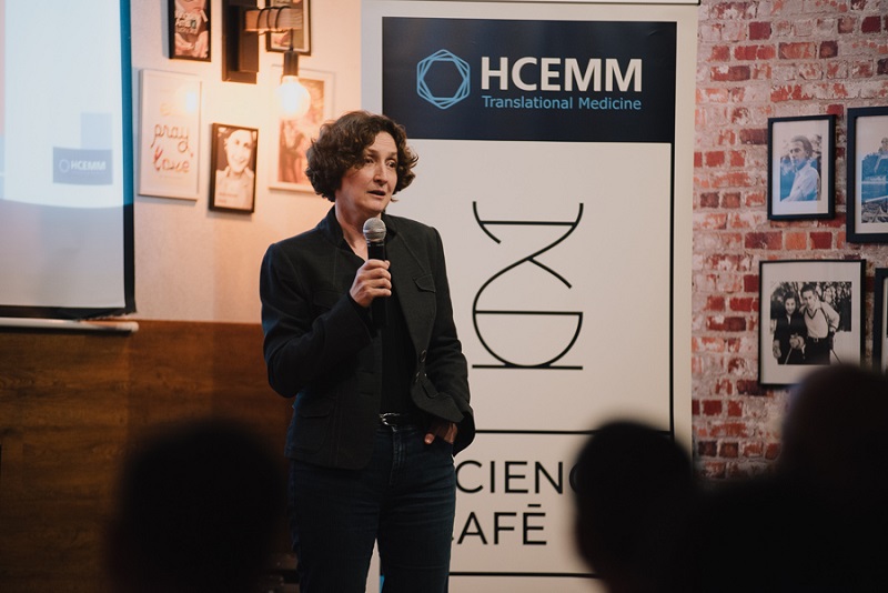 Prof. Dr. Farkas Eszter, a HCEMM-SZTE Agyi Keringés és Anyagcsere Kutatócsoport vezetője tart előadást a Radnóti Caféban. Fotó: Zentai Péter
