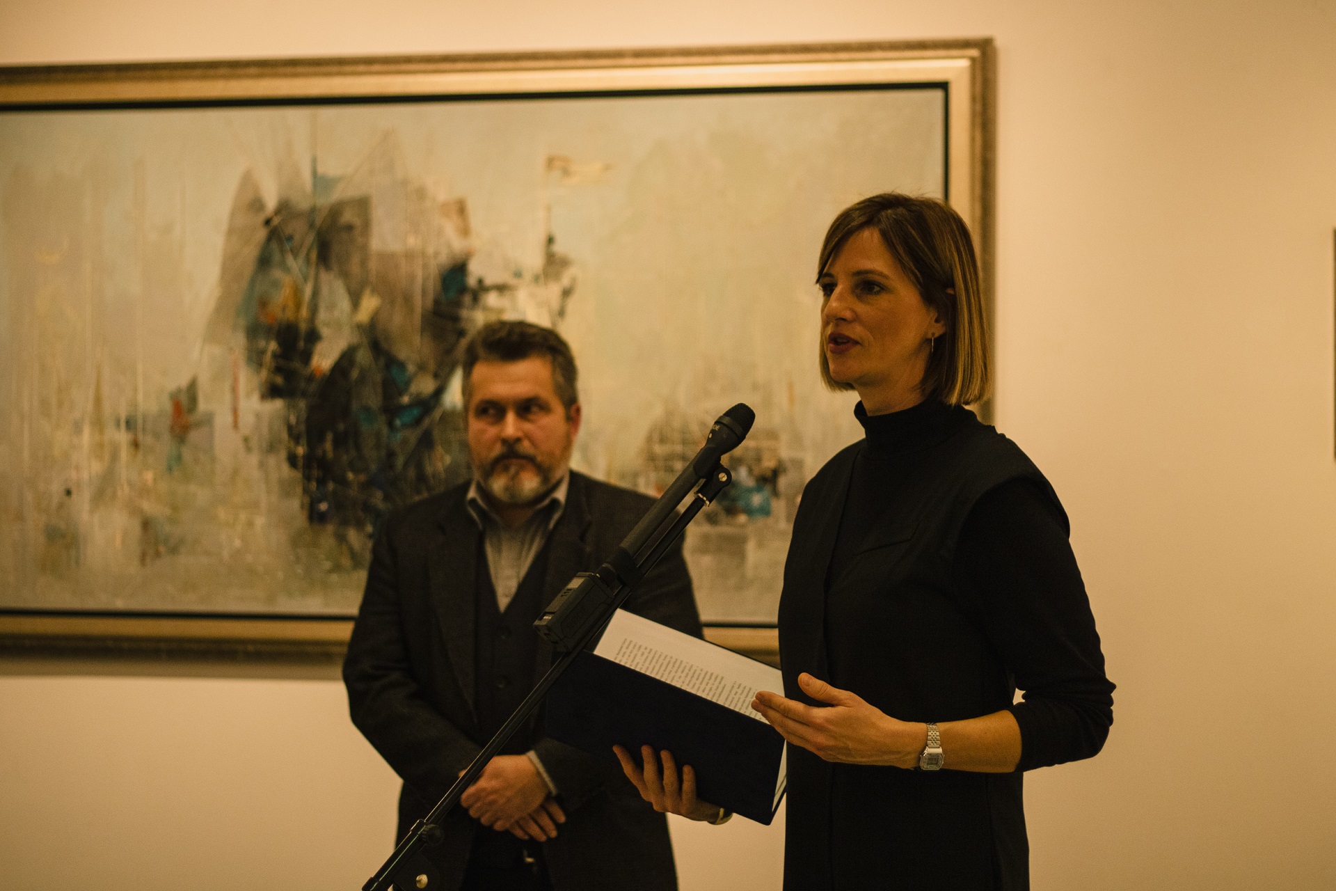 Dr. Váraljai Anna művészettörténész megnyitja a kiállítást az SZTE JGYPK Rajz-művészettörténet Tanszékén; mellette Gál Lehel DLA főiskolai docens, a JGYPK Művészeti Intézet vezetője. Fotó: Gábor Amarilla