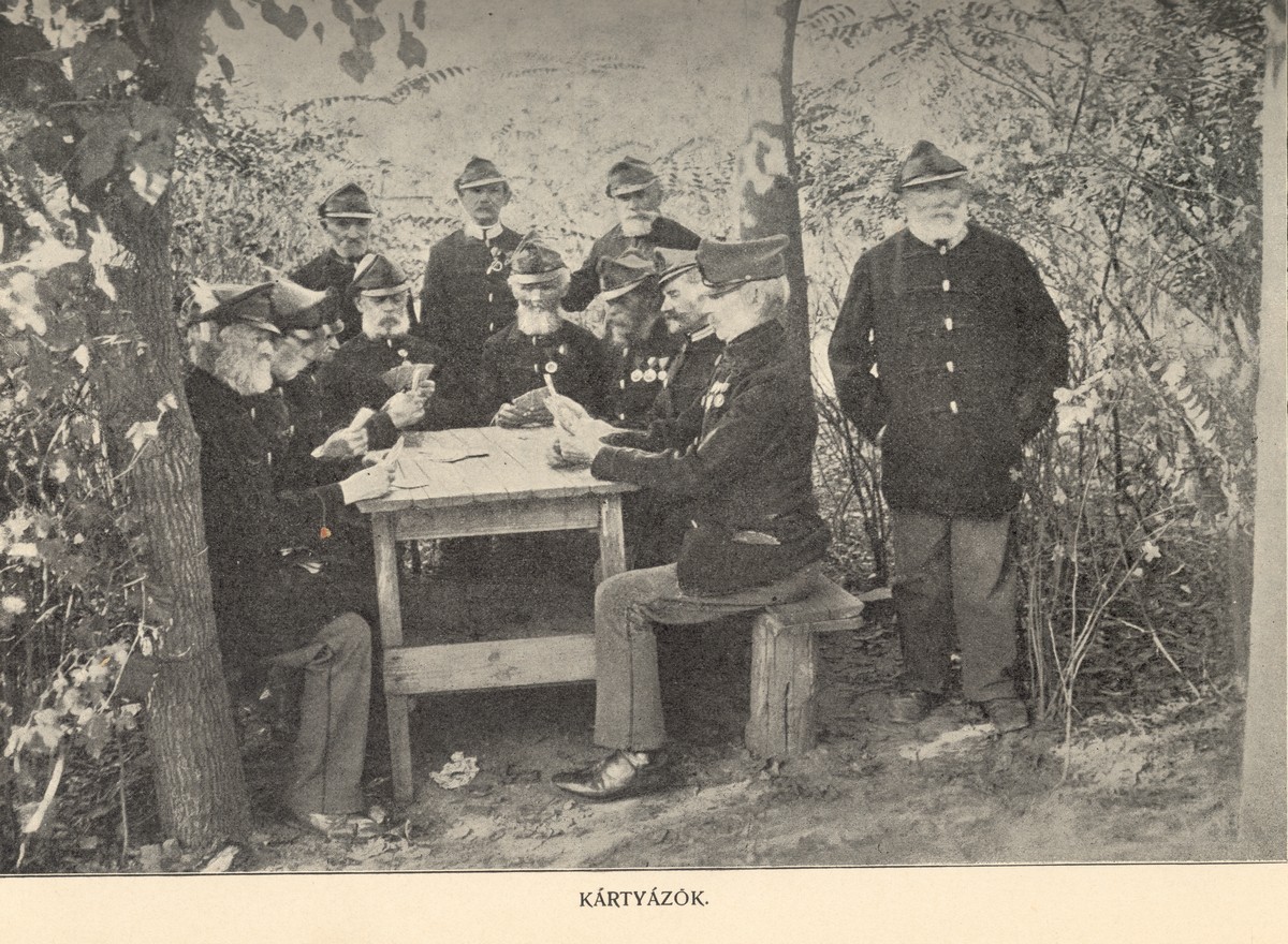 Kártyázó honvédek (fotó a Honvédmenház 30. évfordulóján, 1902-ben megjelentetett Emlékkönyvből)