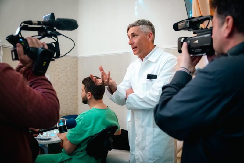 Dr. Elekes Tibor újságíróknak mutatja be az ultrahangos készüléket