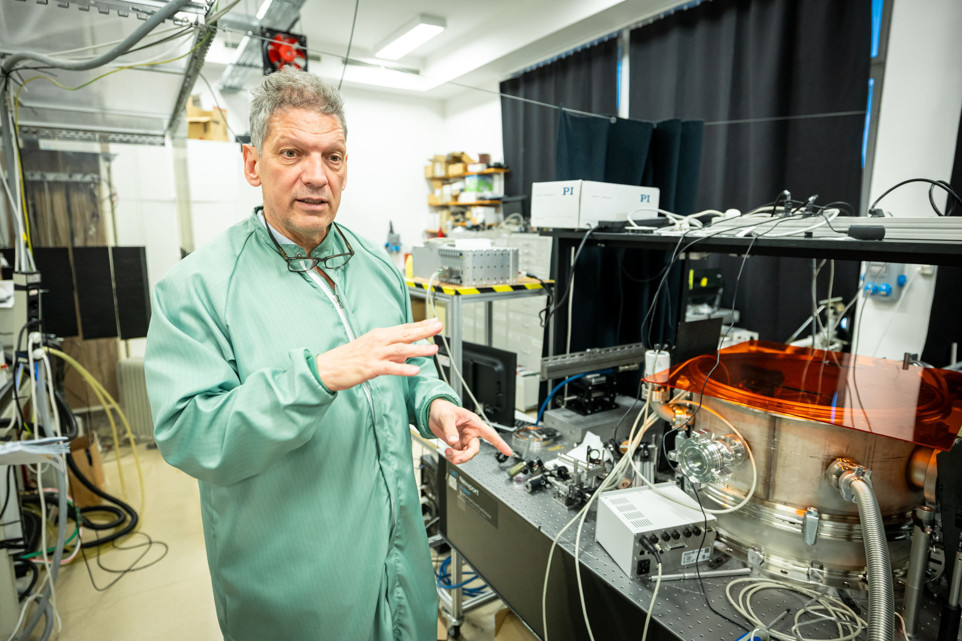 Dr. Osvay Károly, az SZTE Lézeres Transzmutációs Nemzeti Laboratórium vezetője a Fizikai Intézet TeWaTi lézeres laborjában.