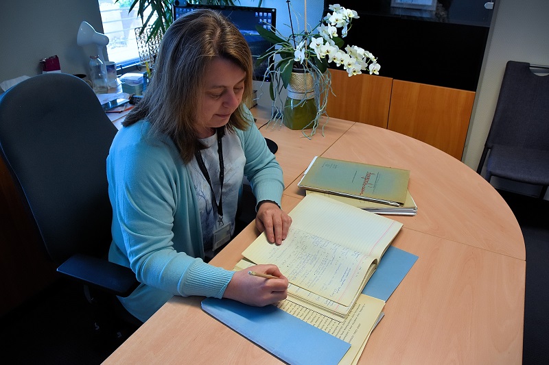 Csengődi Erika, az SZTE Klebelsberg Könyvtár főigazgató-helyettese a hanganyagok archív füzetével