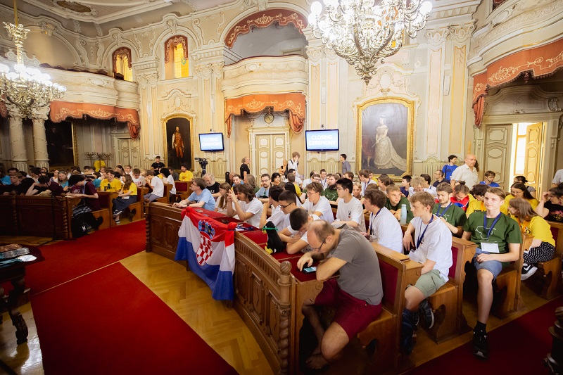 A Közép-európai Matematikai Olimpia díjkiosztó ünnepsége a szegedi városházán.