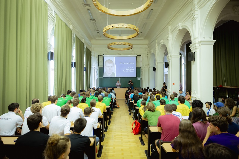 Dr. Fodor Ferenc matematikus egyetemi tanár köszönti a MEMO 2024 résztvevőit