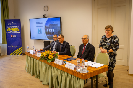 Sudár Gergő, a Milkmen Kft. pályázati vezetője, Dr. Demeter Krisztián, a Ceres Holding Zrt. termelési igazgatója, Dr. Horváth Dezső, az SZTE Természettudományi és Informatikai Kar dékánja és Dr. Mikó Edit, az SZTE Mezőgazdasági Kar dékánja az Okos Gazda Szeme projekt tájékoztatóján