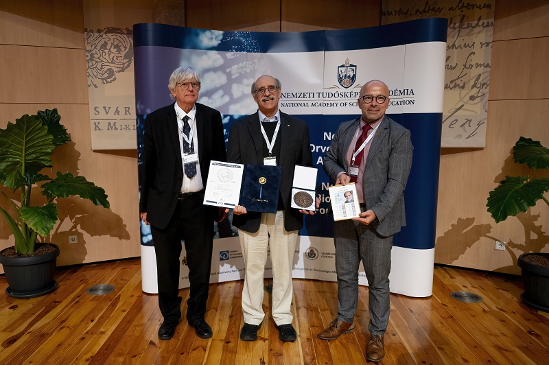 Martin Chalfie, amerikai Nobel-díjas neurobiológus Varró András, a Nemzeti Orvosbiológiai Alapítvány kuratóriumának elnökével és Hegyi Péterrel, a Nemzeti Tudósképző Akadémia programigazgatójával