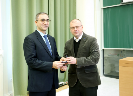 Javad Mashreghi matematikus, a Québec-i Laval Egyetem professzora Dr. Fodor Ferenc matematikustól, a Bolyai Intézet vezetőjétől átveszi az idei Szőkefalvi-Nagy Béla Érmet.