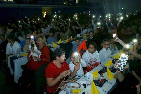 Ajándékosztás az Ágota Közösség karácsonyán