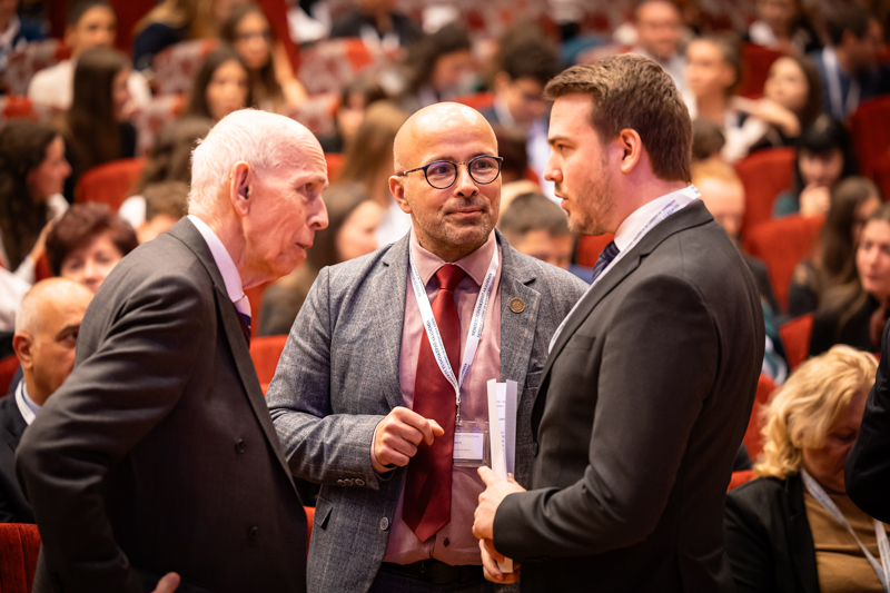 Ole Petersen, a Cardiffi Egyetem kutatóprofesszora, Hegyi Péter, a Nemzeti Orvosbiológiai Alapítvány programigazgatója és Bódis László innovációs helyettes államtitkár