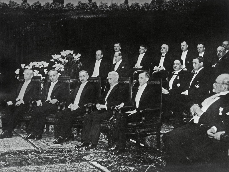 Nobel-dij_elott_j_Szent-Gyorgyi_es_tarsai_a_stockholmi_Zenepalotaban