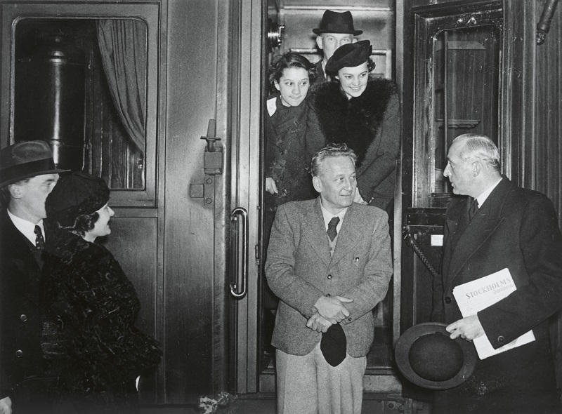 Szent-Gyorgyi_es_csaladja_j_megerkezett_Stockholmba_1937._oktober_8-an