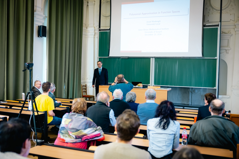 Javad Mashreghi matematikus előadása a Bolyai-teremben