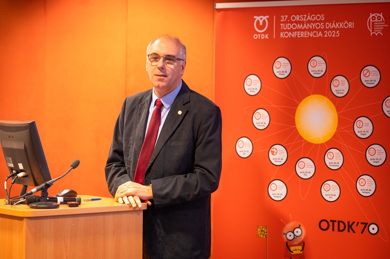 Prof. Dr. Horváth Dezső az SZTE Természettudományi és Informatikai Kar dékánja Prof. Dr. Horváth Dezső az SZTE Természettudományi és Informatikai Kar dékánja