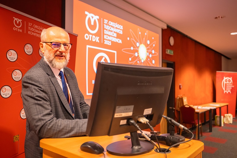 Prof. Dr. Fehér Attila, a37. OTDK Biológiai Szekció ügyvezető elnöke Prof. Dr. Fehér Attila, a37. OTDK Biológiai Szekció ügyvezető elnöke