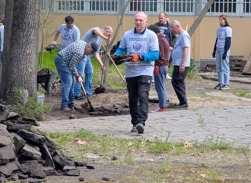 Kossuth_Zsuzsa_udvara1 Kossuth_Zsuzsa_udvara1