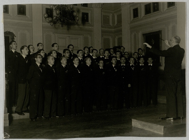 1935_Kertesz_az_aulaban_vezenyel 1935_Kertesz_az_aulaban_vezenyel
