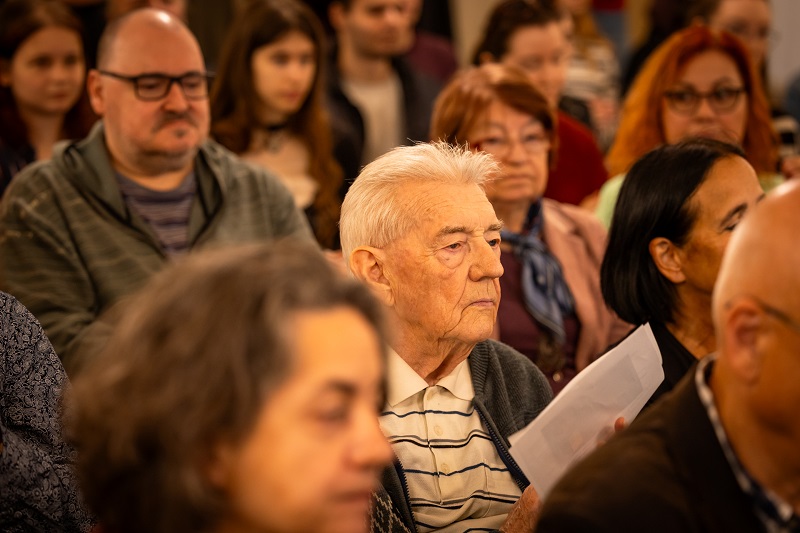 Középen: Ilia Mihály Széchenyi-díjas irodalomtörténész, szerkesztő, az SZTE nyugalmazott tanára Középen: Ilia Mihály Széchenyi-díjas irodalomtörténész, szerkesztő, az SZTE nyugalmazott tanára