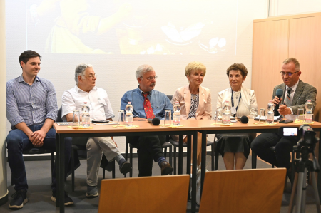 DSC_3000_kapszaicin_csoportkep_asztalnal2