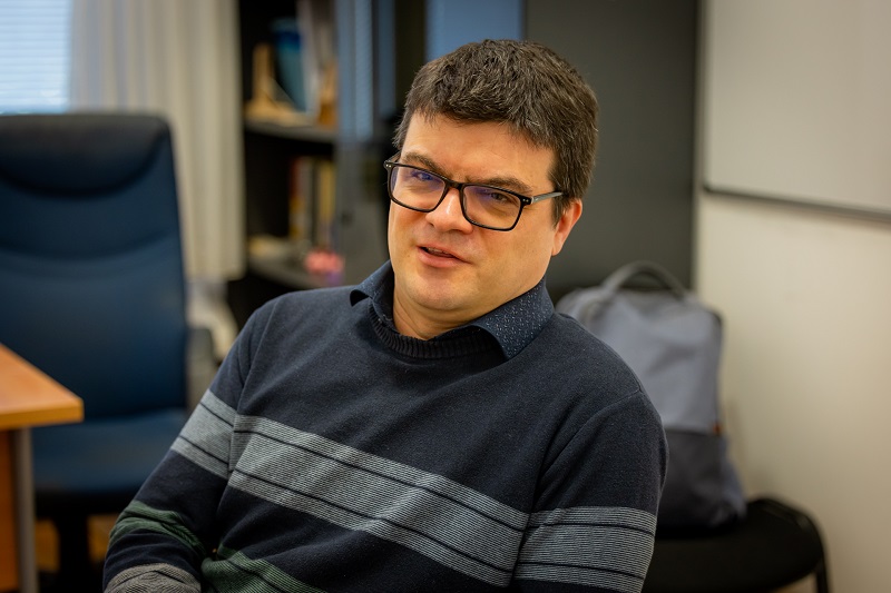 Dr. Vígh Viktor, az SZTE TTIK Bolyai Intézet Geometriai Tanszékének docense Dr. Vígh Viktor, az SZTE TTIK Bolyai Intézet Geometriai Tanszékének docense