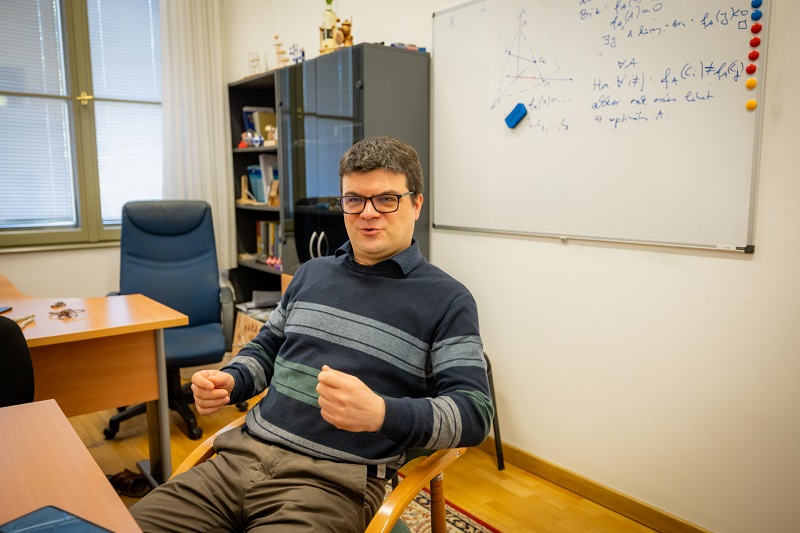 Dr. Vígh Viktor, az SZTE TTIK Bolyai Intézet Geometriai Tanszékének docense Dr. Vígh Viktor, az SZTE TTIK Bolyai Intézet Geometriai Tanszékének docense