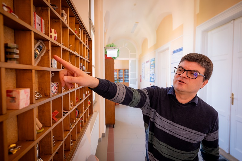 Dr. Vígh Viktor, az SZTE TTIK Bolyai Intézet Geometriai Tanszékének docense Dr. Vígh Viktor, az SZTE TTIK Bolyai Intézet Geometriai Tanszékének docense