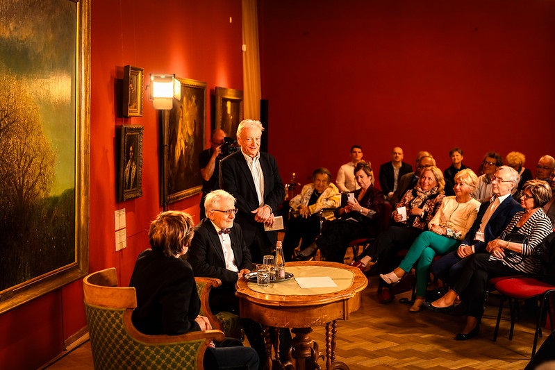 Akademikusok_nyakkendo_nelkul_Karikoval_Mora_Muzeumban_53665826717_df39b9ec4b_c