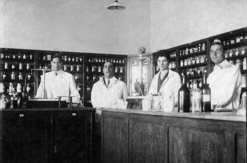 David_Lajos_gyogyszeresz_munktarsaival_j