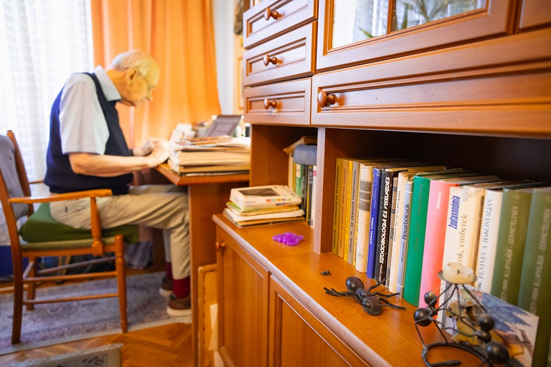 Galle_L_iroasztalnal_KJA-Number-0084 Galle_L_iroasztalnal_KJA-Number-0084