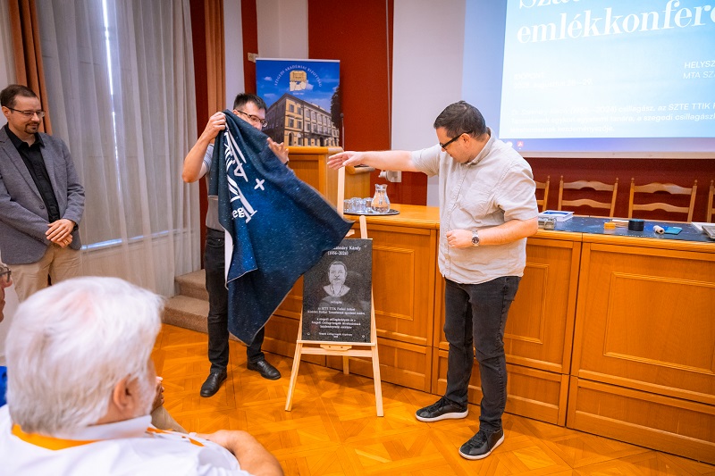 Szatmary_emlekkonferencia_tablaleleplezes