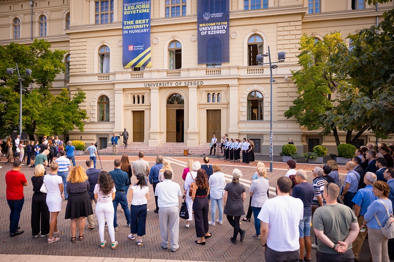 Koszorúzás Szent-Györgyi Albert szobránál