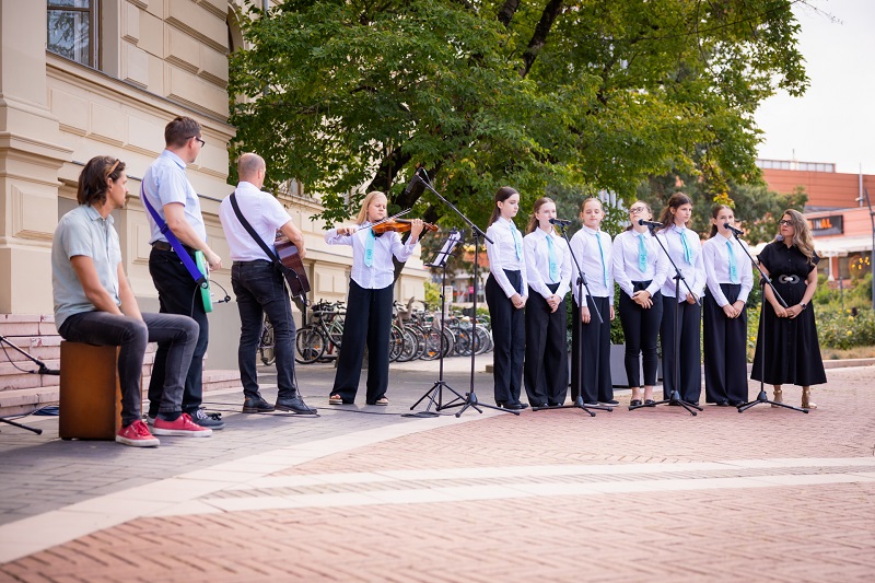 A SZTE Juhász Gyula Gyakorló Általános és Alapfokú Művészeti Iskolája diákjai és tanárai Radnóti Miklós Bájoló című versének zenés változatát adták elő