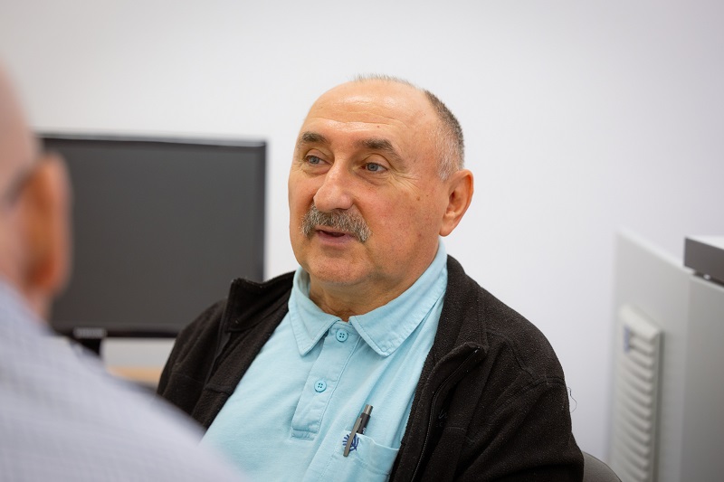 Prof. Dr. Hopp Béla, a Magyar Tudományos Akadémia doktora, az SZTE TTIK Fizikai Intézet intézetvezető egyetemi tanára Prof. Dr. Hopp Béla, a Magyar Tudományos Akadémia doktora, az SZTE TTIK Fizikai Intézet intézetvezető egyetemi tanára