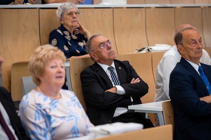 Prof._Dr._Kovacs_L._Gabor_kozepen_KJA-Number-3061