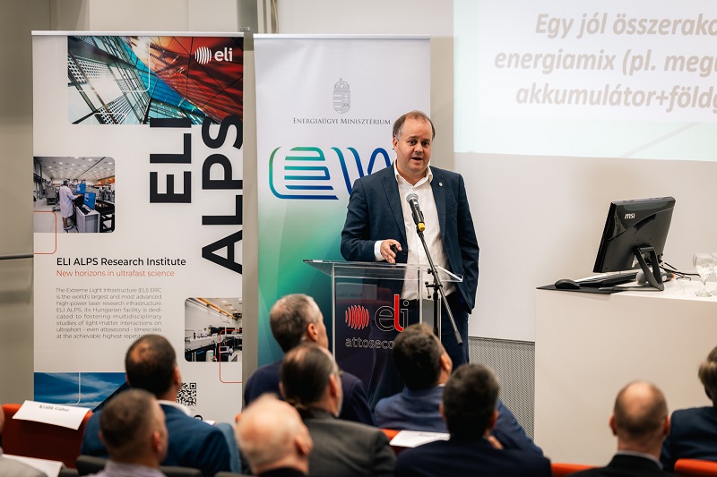 Prof. Dr. Janáky Csaba, a Szegedi Tudományegyetem IKIKK Greennovation Centerének alapító igazgatója Prof. Dr. Janáky Csaba, a Szegedi Tudományegyetem IKIKK Greennovation Centerének alapító igazgatója