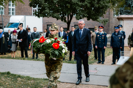 Prof. Dr. Zakar Péter nemzetközi és közkapcsolati rektorhelyettes helyezett el koszorút az 1956-os forradalom és szabadságharcnak emléket állító Rerrich téri Melocco-szobornál Prof. Dr. Zakar Péter nemzetközi és közkapcsolati rektorhelyettes helyezett el koszorút az 1956-os forradalom és szabadságharcnak emléket állító Rerrich téri Melocco-szobornál