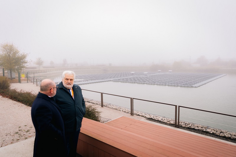 Lantos Csaba és Prof. Dr. Szabó Gábor az ELI előtti tóra telepített naperőműegységnél