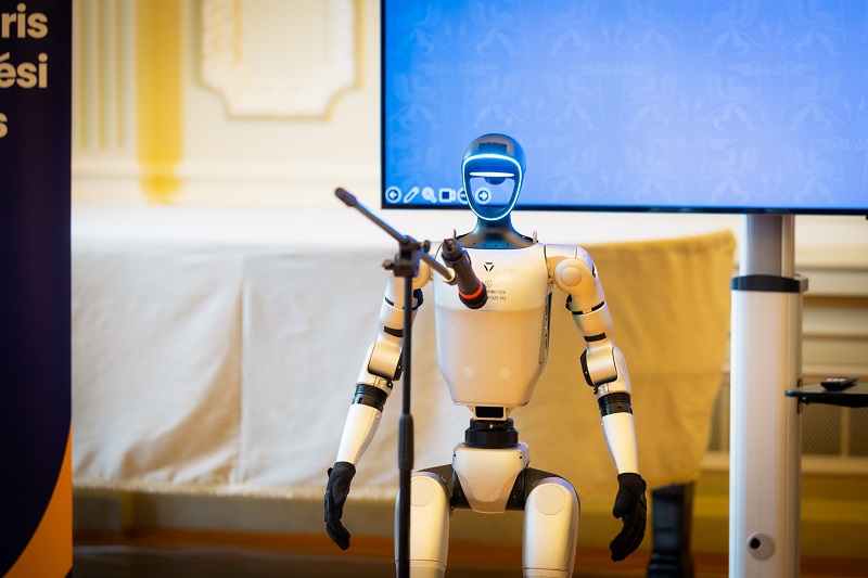 Unitree G1 humanoid robot köszöntötte a közönséget