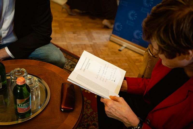 Krasznahorkai_dedikacio_Karikonak_20251117_KK_SZE_S-53j Krasznahorkai_dedikacio_Karikonak_20251117_KK_SZE_S-53j