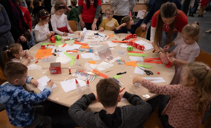 AM_mikulas2025_kezmuves