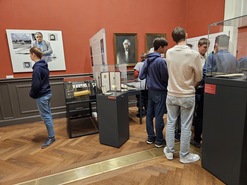 Kozepiskolasok_az_MTA200_kiallitason_20251118_154255